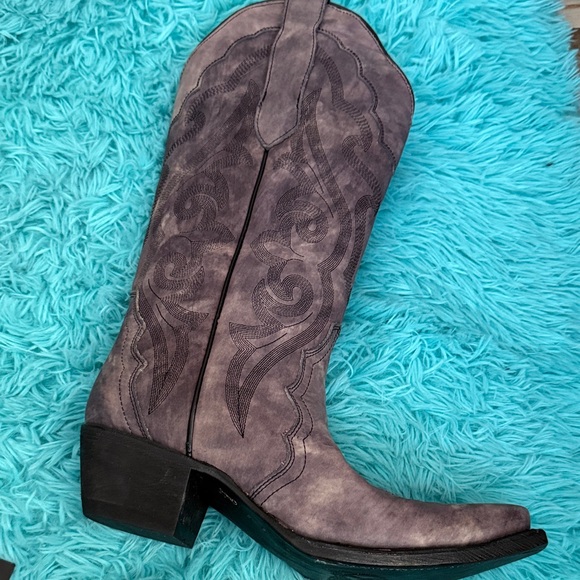 Elegant Gray Western Boots for Women - Picture 10 of 10